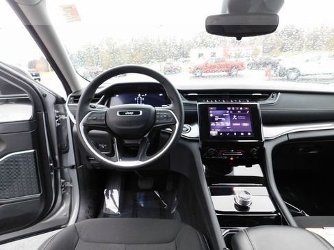 Used 2022 Jeep Grand Cherokee Laredo image 33