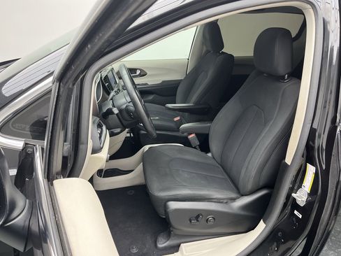 Used 2019 Chrysler Pacifica LX image 8