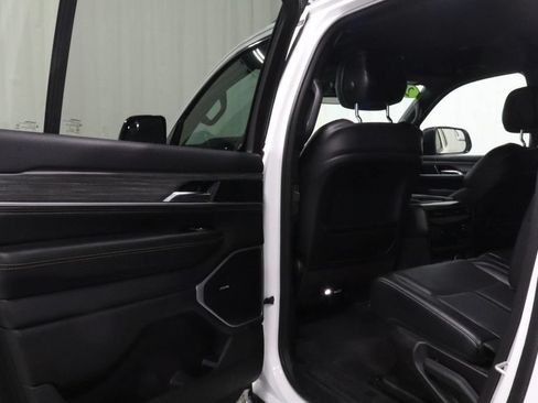 Used 2024 Jeep Wagoneer L Series II w/ Flexible Seating Group AWD/4WD image 10