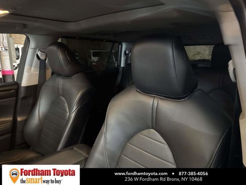 Used 2020 Toyota Highlander XLE image 18