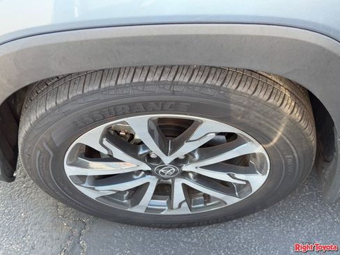 Used 2025 Toyota Corolla Cross XLE w/ Convenience Package image 8