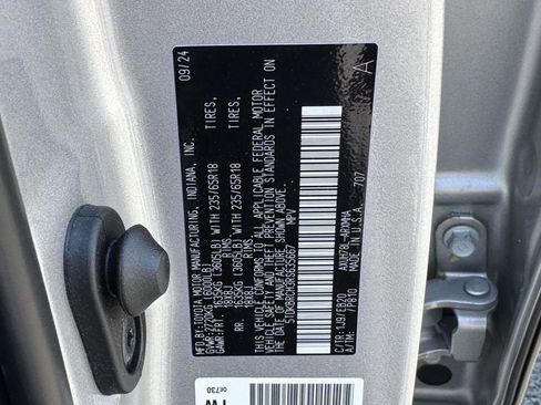 Used 2024 Toyota Highlander XLE AWD/4WD image 29