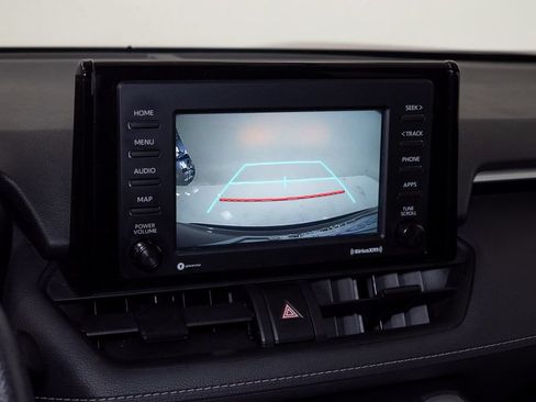 Used 2020 Toyota RAV4 LE FWD image 17