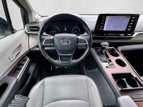 Used 2024 Toyota Sienna XLE w/ XLE Plus Package FWD image 7