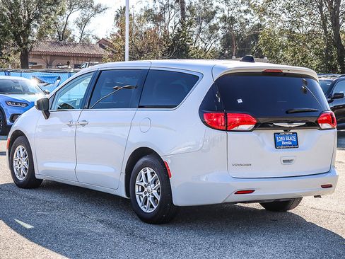 Used 2022 Chrysler Voyager LX image 7