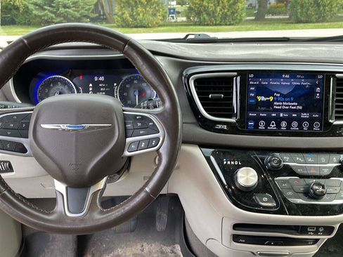Used 2019 Chrysler Pacifica Touring Plus w/ Advanced Safetytec Group FWD image 4