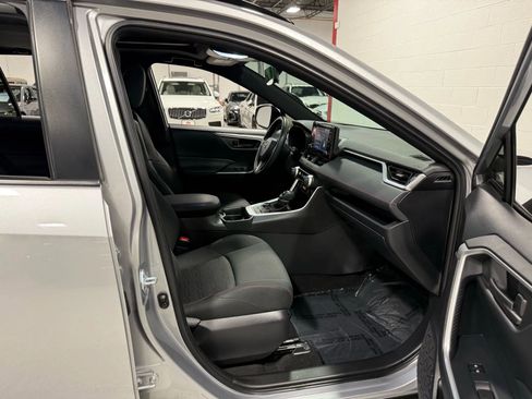 Used 2021 Toyota RAV4 SE image 43