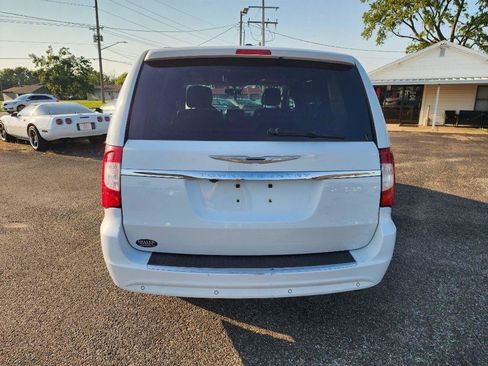 Used 2016 Chrysler Town & Country Touring-L FWD image 6
