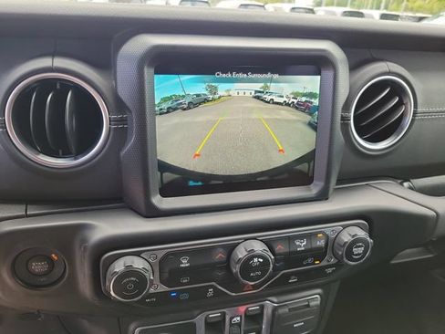 Used 2022 Jeep Wrangler Unlimited Sahara AWD/4WD image 33
