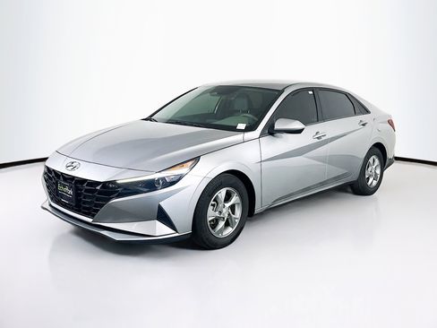 Used 2021 Hyundai Elantra SE FWD image 3