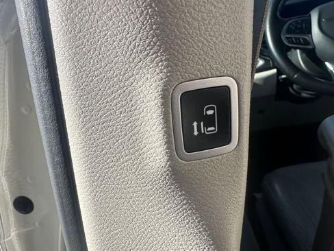 Used 2021 Chrysler Pacifica Touring-L image 37