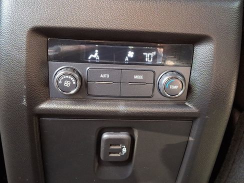 Used 2022 Chevrolet Traverse LT image 13