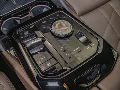 New 2026 BMW 550e xDrive image 19