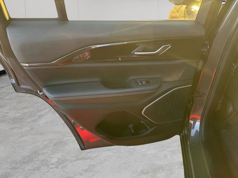 Used 2022 Jeep Grand Cherokee Laredo w/ Luxury Tech Group I image 17