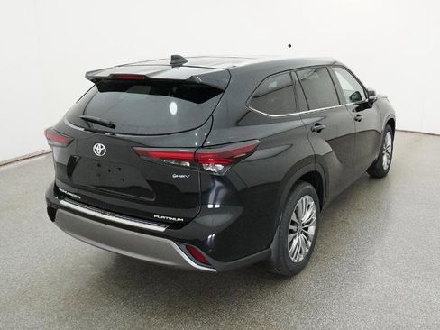 New 2026 Toyota Highlander Platinum AWD/4WD image 2