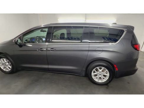 Used 2022 Chrysler Voyager LX FWD image 6