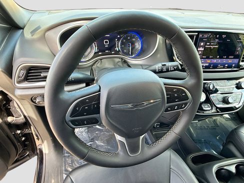 Used 2025 Chrysler Pacifica Select FWD image 37