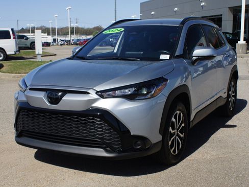 Used 2024 Toyota Corolla Cross SE image 2