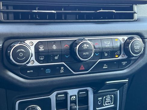 Used 2025 Jeep Wrangler Unlimited Sahara AWD/4WD image 23