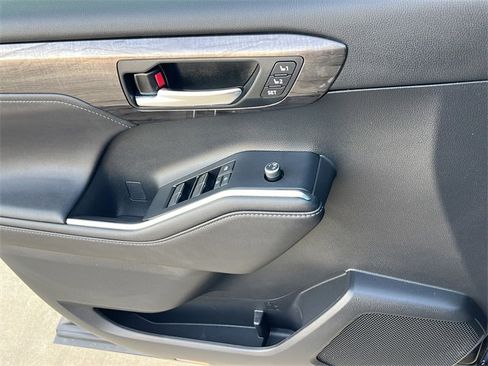 Used 2020 Toyota Highlander Limited image 26