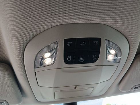 Used 2024 Chrysler Pacifica Touring-L FWD image 31