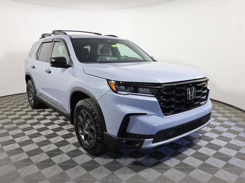 Used 2024 Honda Pilot TrailSport image 3