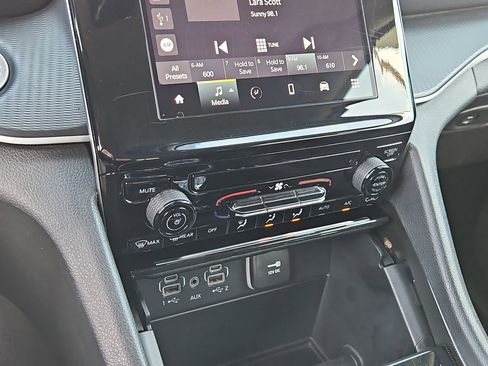 Used 2024 Jeep Grand Cherokee Laredo image 26