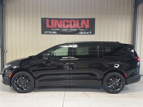 New 2026 Chrysler Pacifica Limited image 2