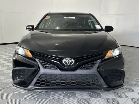 Used 2021 Toyota Camry SE FWD image 3