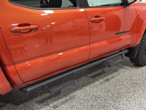 Used 2018 Toyota Tacoma TRD Sport AWD/4WD image 18
