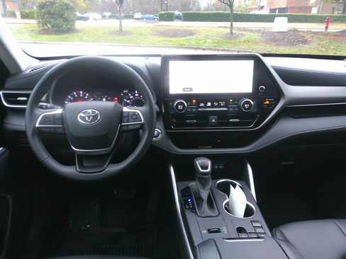 Used 2023 Toyota Highlander XLE image 30