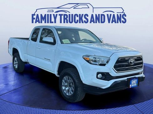Used 2017 Toyota Tacoma SR5 image 7