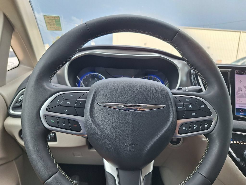 Used 2024 Chrysler Pacifica Touring-L FWD image 17