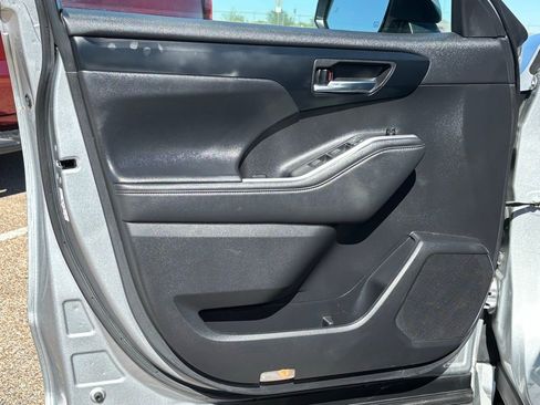 Used 2023 Toyota Highlander XLE image 29