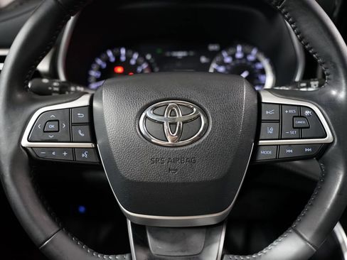 Used 2022 Toyota Highlander XLE FWD image 12