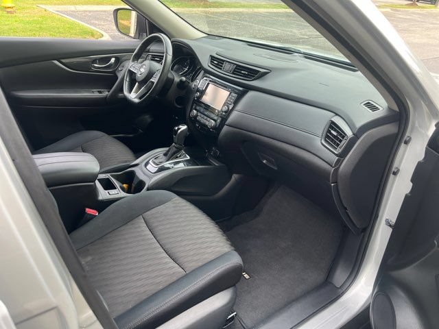 Used 2017 Nissan Rogue SV AWD/4WD image 18