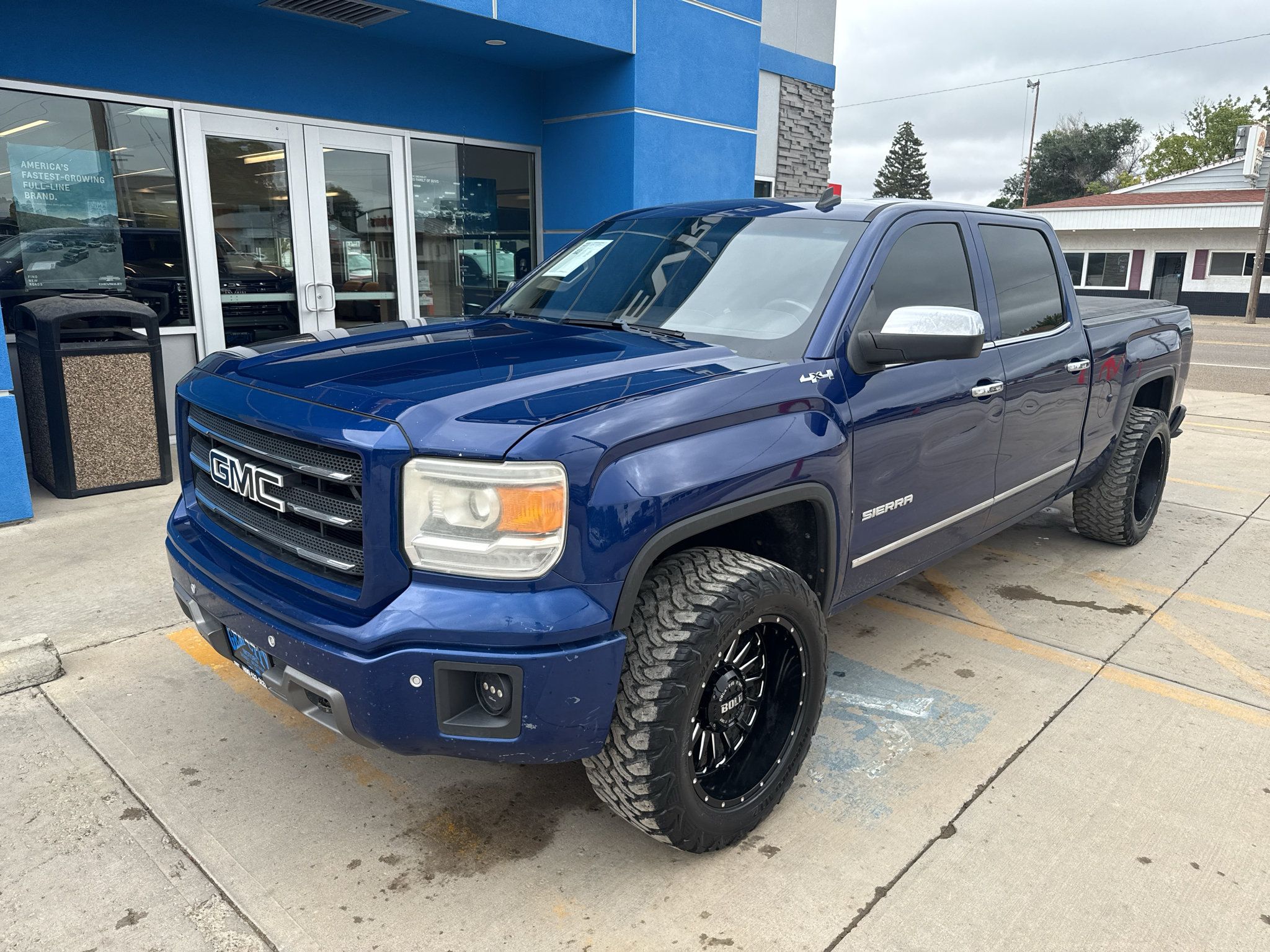 Used 2014 GMC Sierra 1500 SLT w/ SLT Crew Cab Value Package AWD/4WD image 2