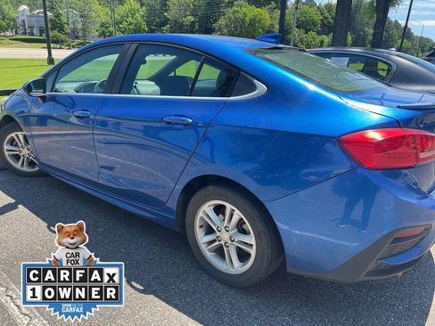 Used 2018 Chevrolet Cruze LT w/ RS Package FWD image 2