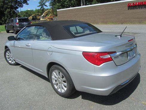 Used 2011 Chrysler 200 Touring FWD image 14