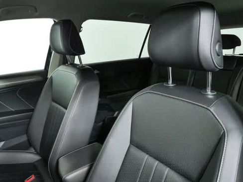 Used 2024 Volkswagen Tiguan SE FWD image 8