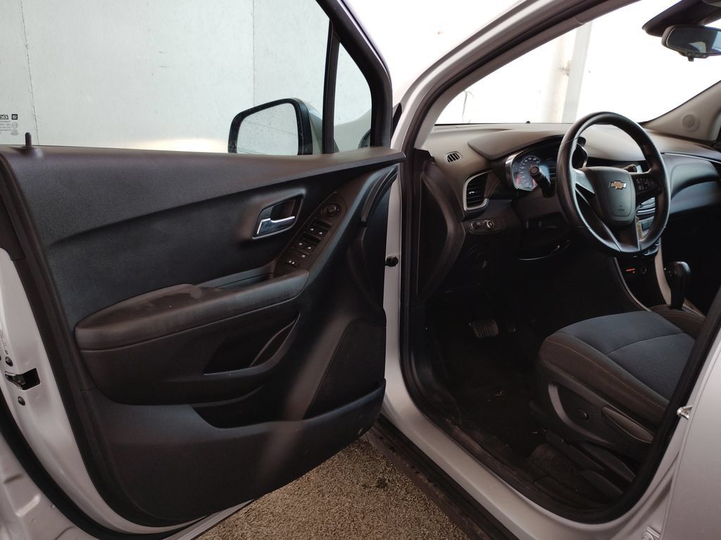 Used 2018 Chevrolet Trax LS AWD/4WD image 21