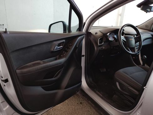 Used 2018 Chevrolet Trax LS AWD/4WD image 21