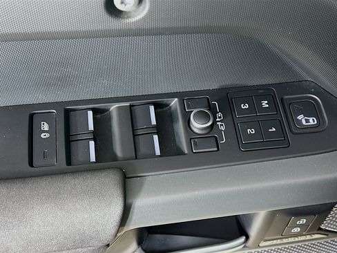 Used 2022 Land Rover Defender 110 X-Dynamic SE image 17