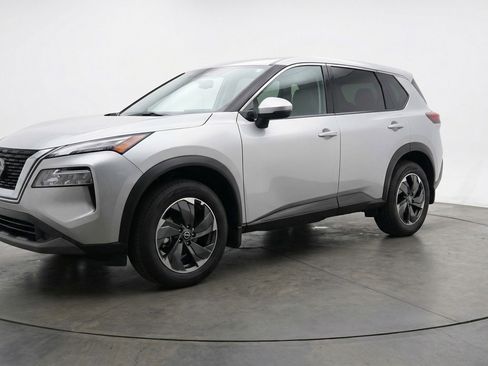 Used 2025 Nissan Rogue SV image 3