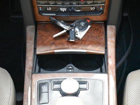 Used 2013 Mercedes-Benz E 550 4MATIC Sedan image 23