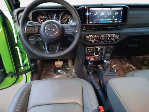 Certified 2025 Jeep Gladiator Mojave image 3