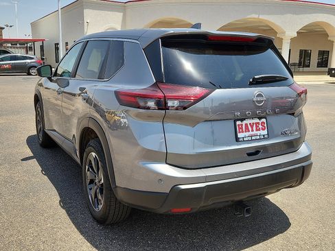 Used 2024 Nissan Rogue SV image 3