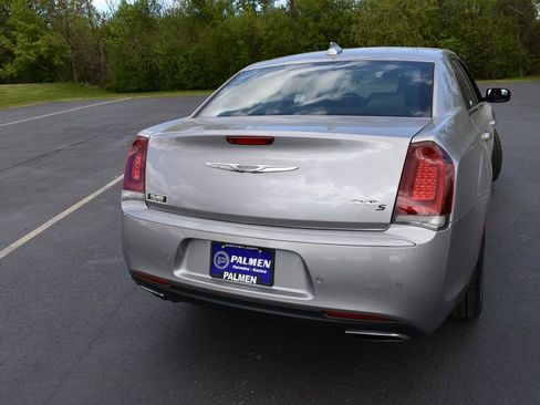 Used 2018 Chrysler 300 S w/ 300S Premium Group RWD image 6