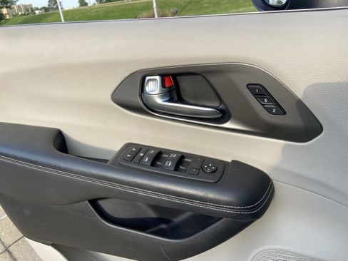 Used 2023 Chrysler Pacifica Touring-L FWD image 44