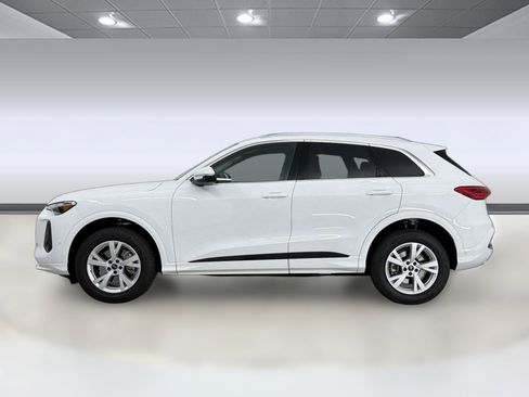 Certified 2025 Audi Q5 Premium w/ Convenience Package image 2